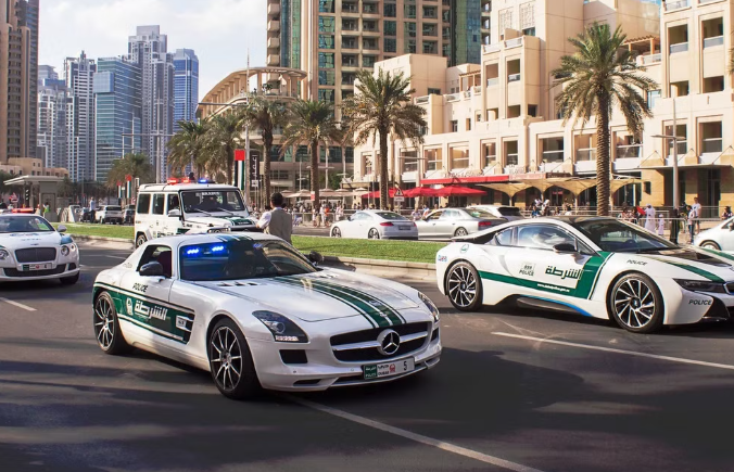 Tại sao cảnh sát Dubai dùng siêu xe Ferrari, Lamborghini?